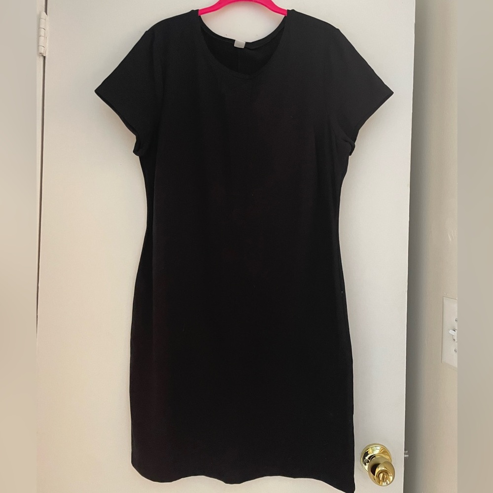 Woman’s: Short sleeved Black Maxi dress Size: XL